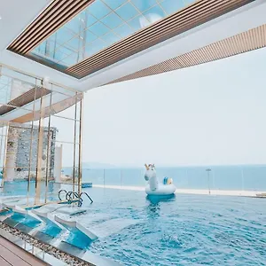 La Vague Hotel